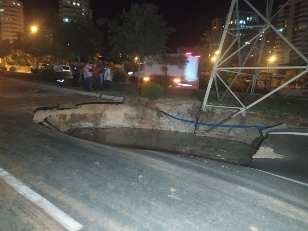 Su borusu patladı yol çöktü! Ev ve iş yerlerini su bastı