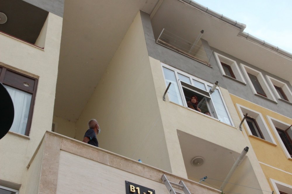 Afyon'da yangın dehşeti! 2 yaşındaki çocuğunu 4'ncü kattan aşağı attı