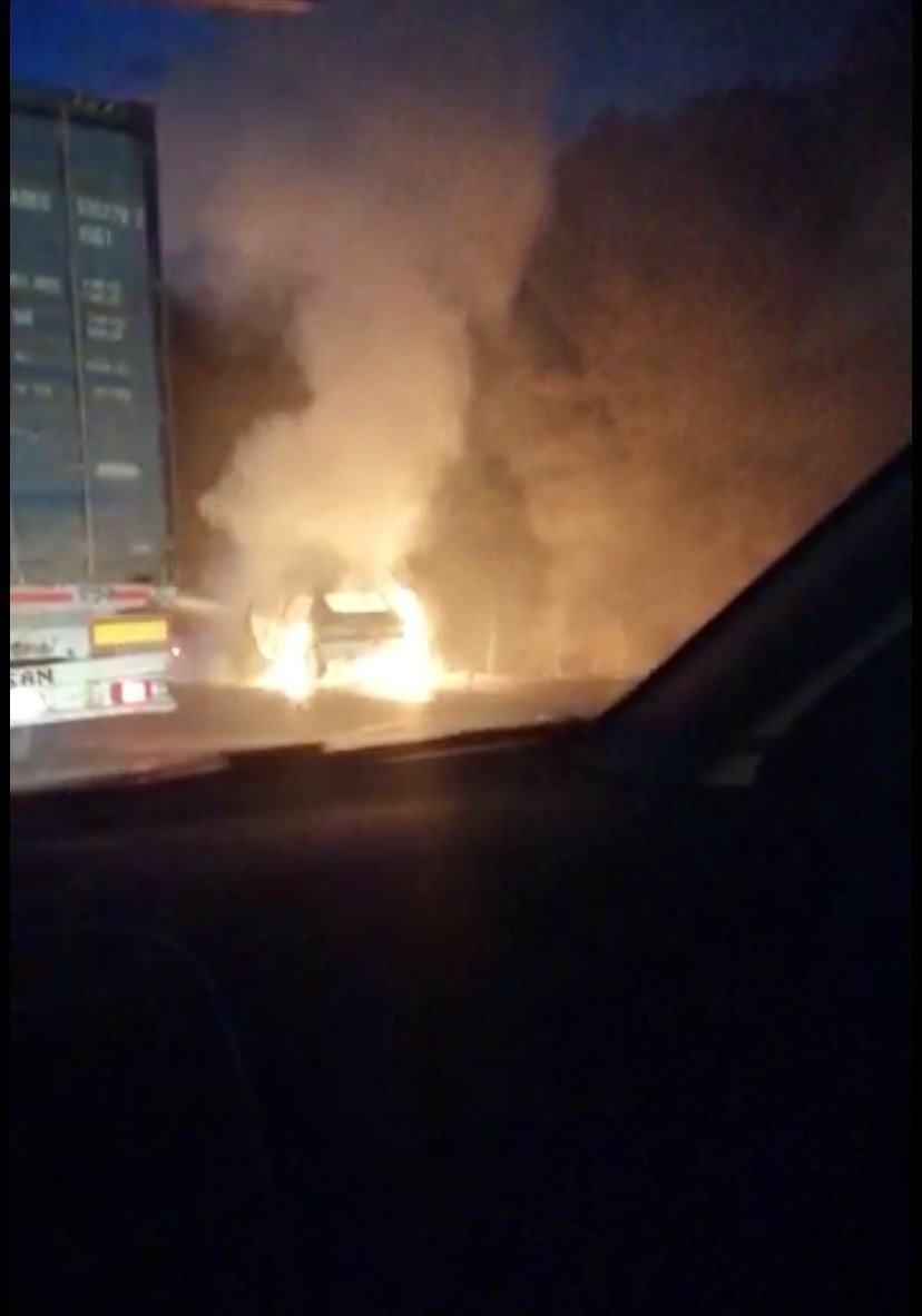 Alev alev yanan otomobilden canlarını zor kurtardılar
