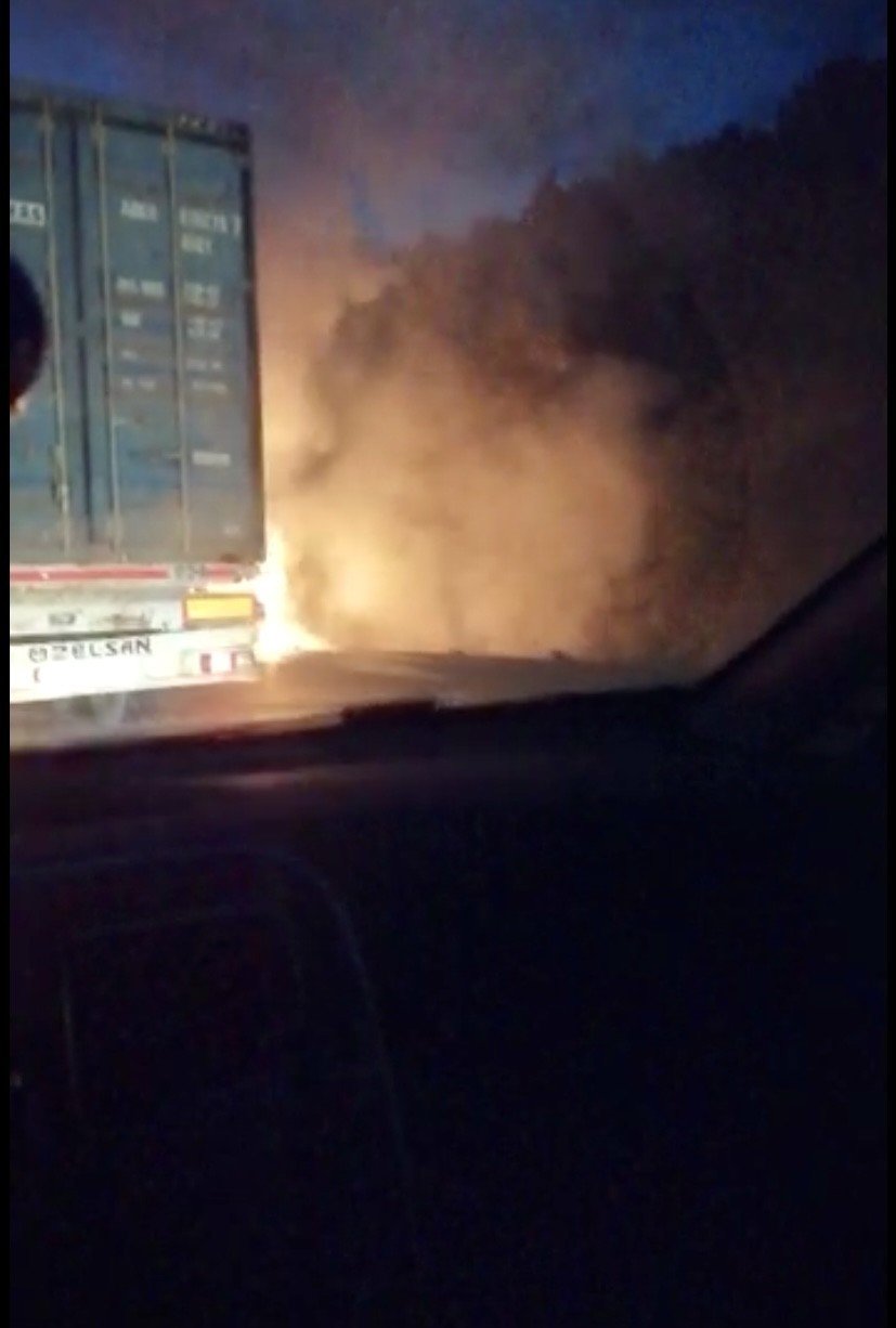 Alev alev yanan otomobilden canlarını zor kurtardılar