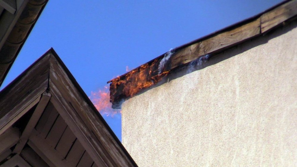 Konya'da 5 katlı giyim mağazası binasında yangın paniği!