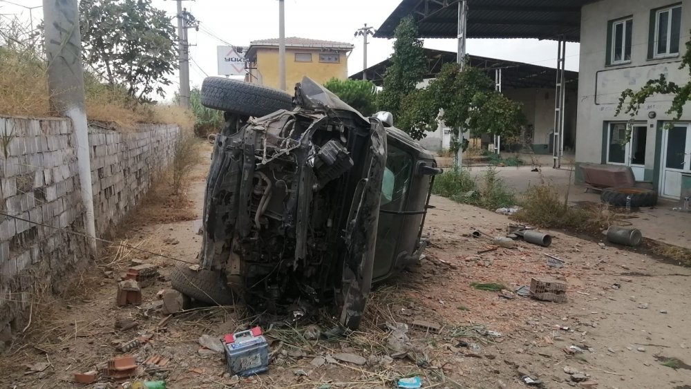Kamyonet bariyerleri aşıp Galericiler Sitesi’ne uçtu! Hurdaya dönen araçta 3 yaralı