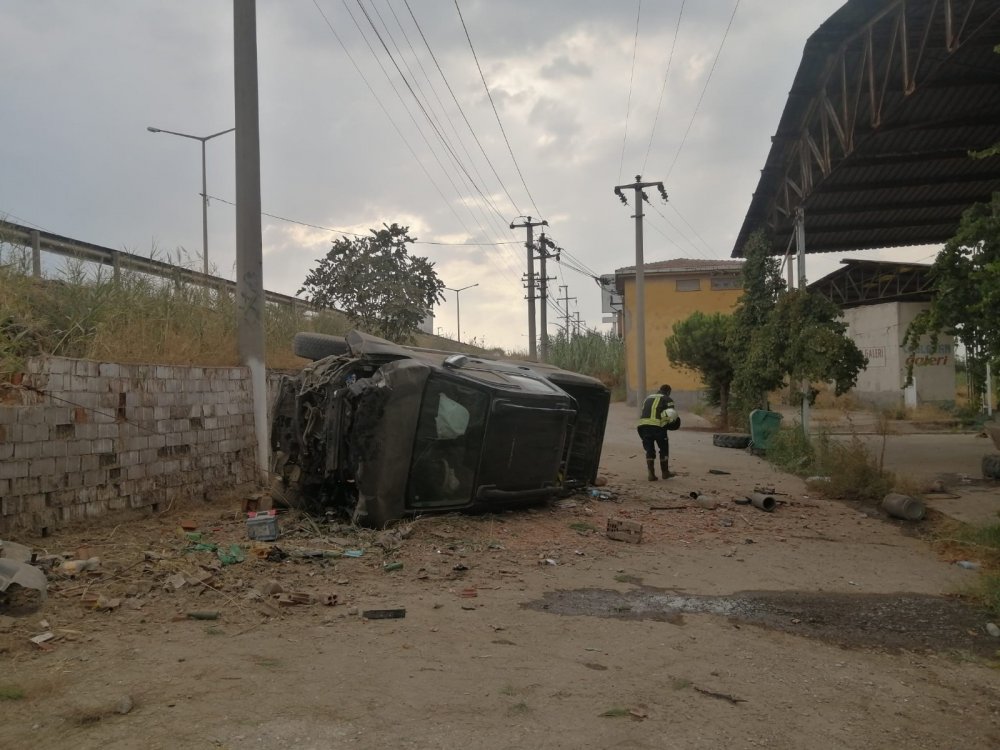 Kamyonet bariyerleri aşıp Galericiler Sitesi’ne uçtu! Hurdaya dönen araçta 3 yaralı
