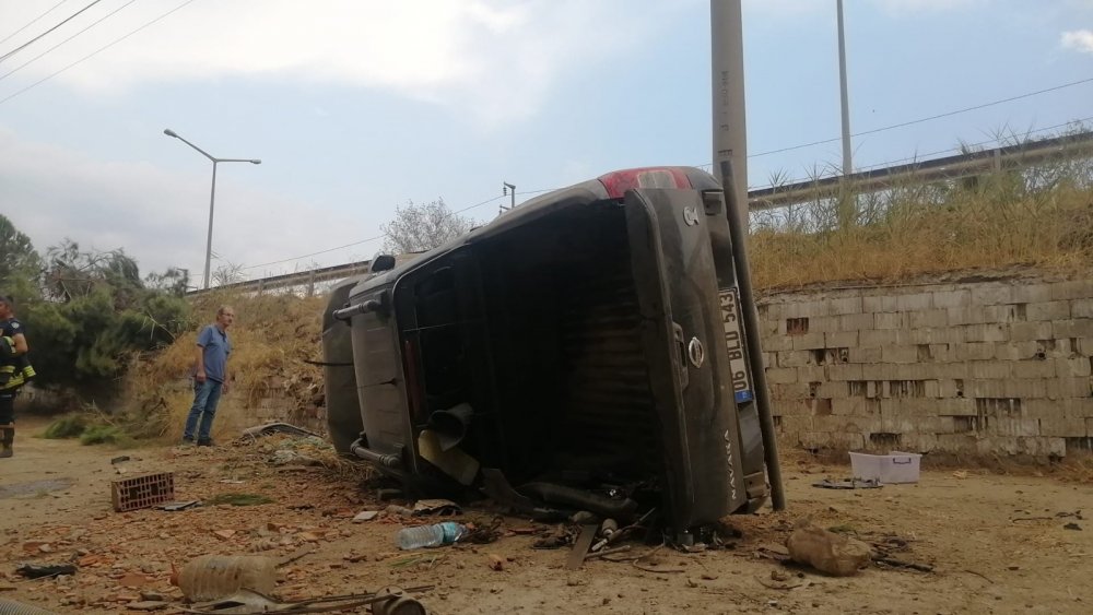 Kamyonet bariyerleri aşıp Galericiler Sitesi’ne uçtu! Hurdaya dönen araçta 3 yaralı