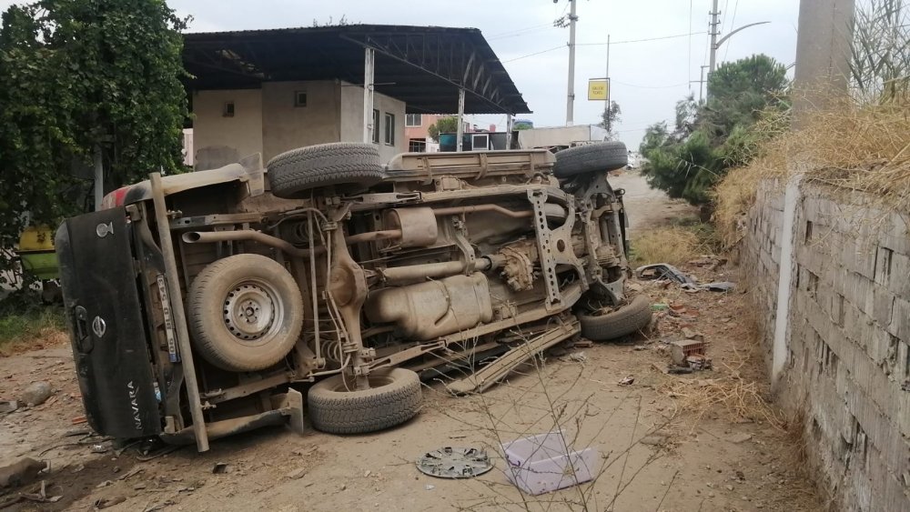 Kamyonet bariyerleri aşıp Galericiler Sitesi’ne uçtu! Hurdaya dönen araçta 3 yaralı