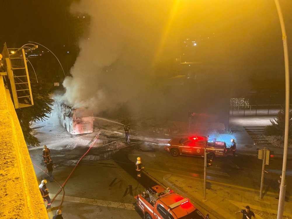 Ankara'da direğe çarpan otobüs alev alev yandı! 1 ölü 3’ü ağır 17 yaralı