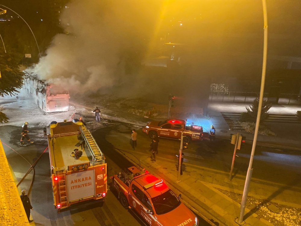 Ankara'da direğe çarpan otobüs alev alev yandı! 1 ölü 3’ü ağır 17 yaralı