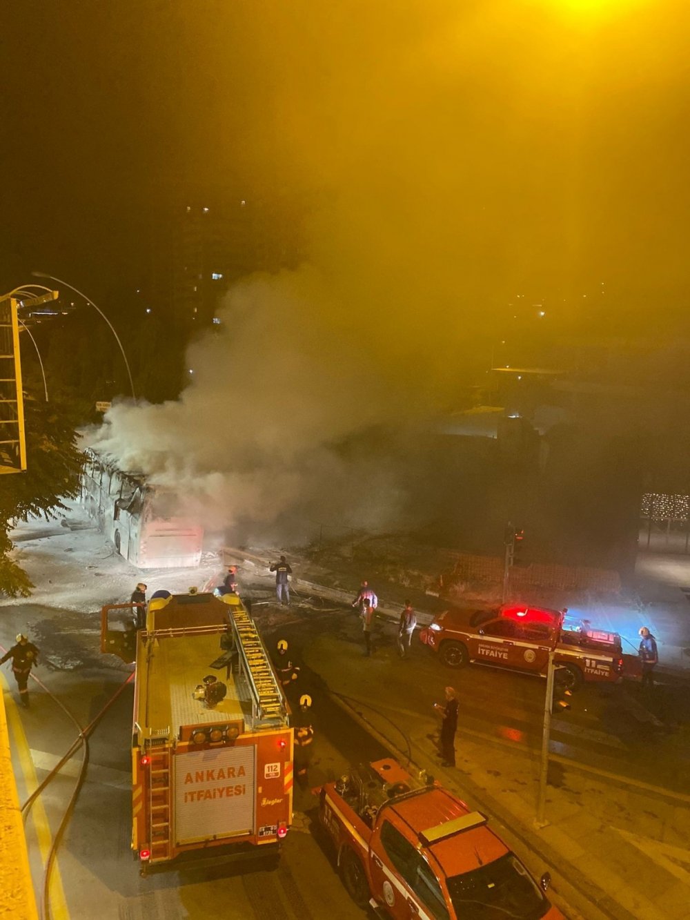 Ankara'da direğe çarpan otobüs alev alev yandı! 1 ölü 3’ü ağır 17 yaralı