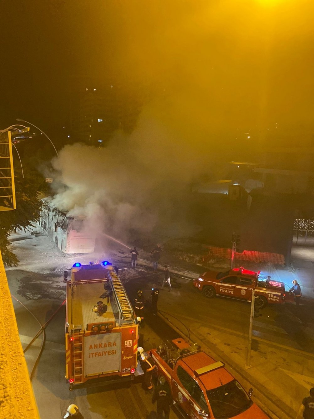 Ankara'da direğe çarpan otobüs alev alev yandı! 1 ölü 3’ü ağır 17 yaralı