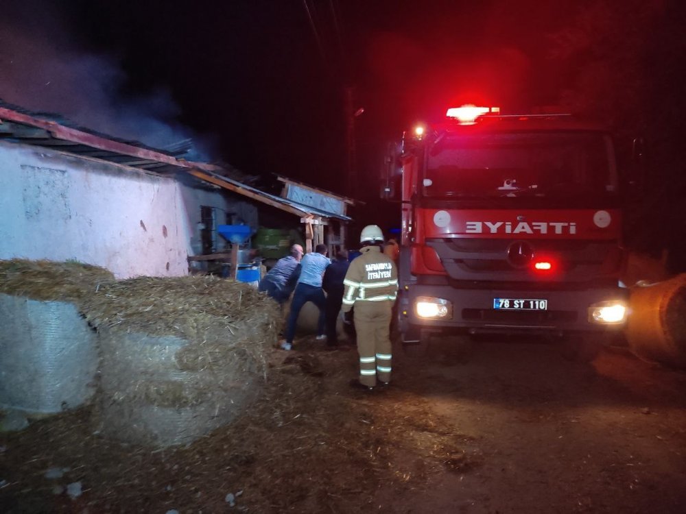 Besi çiftliği alev alev yandı! Hayvanlar son anda kurtarıldı