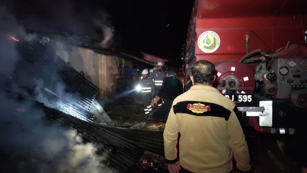 Besi çiftliği alev alev yandı! Hayvanlar son anda kurtarıldı