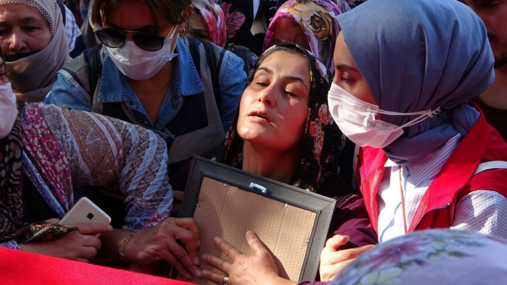 İdşib'de Şehit olan Mücahit Sınırtepe dualarla defnedildi! Eşinin gözyaşları yürek dağladı