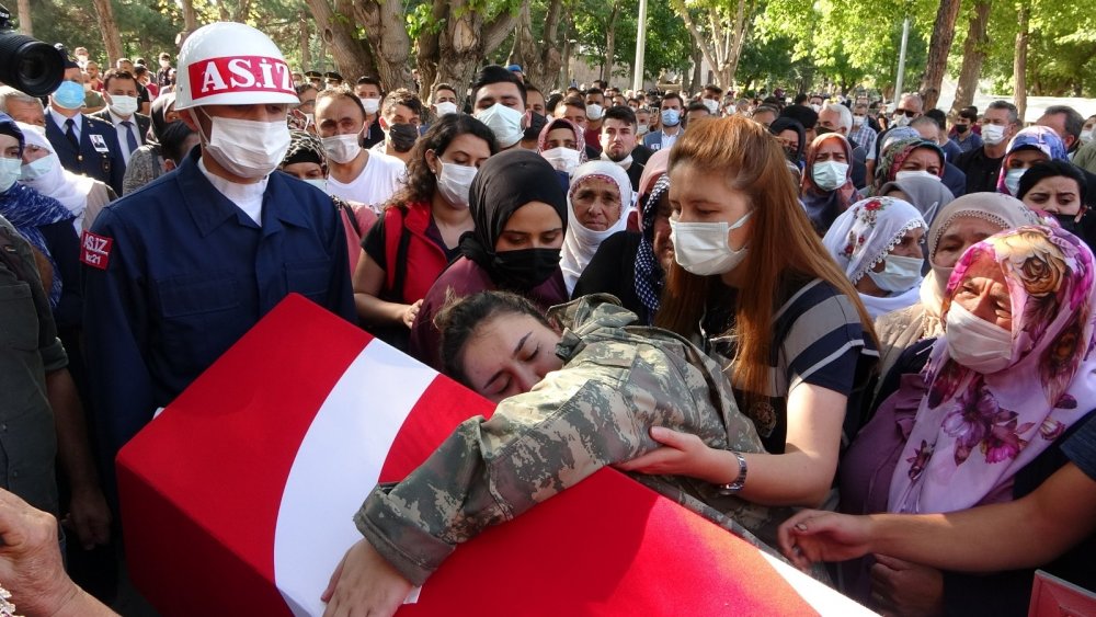 İdşib'de Şehit olan Mücahit Sınırtepe dualarla defnedildi! Eşinin gözyaşları yürek dağladı