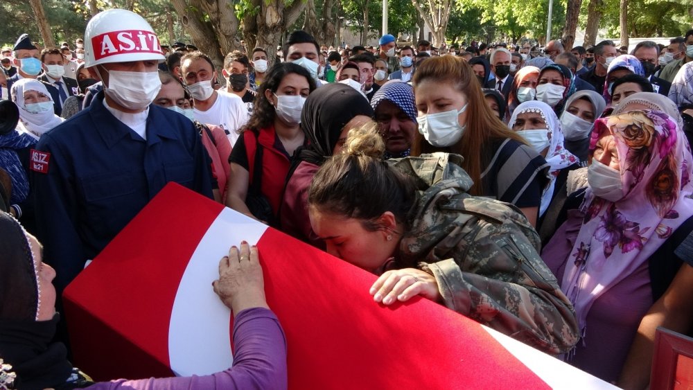 İdşib'de Şehit olan Mücahit Sınırtepe dualarla defnedildi! Eşinin gözyaşları yürek dağladı
