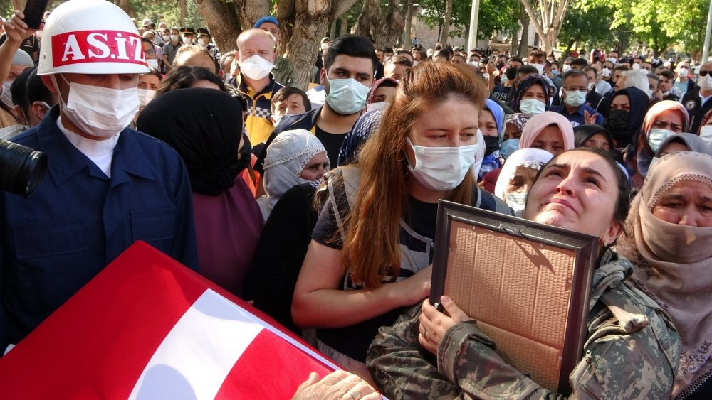 İdşib'de Şehit olan Mücahit Sınırtepe dualarla defnedildi! Eşinin gözyaşları yürek dağladı