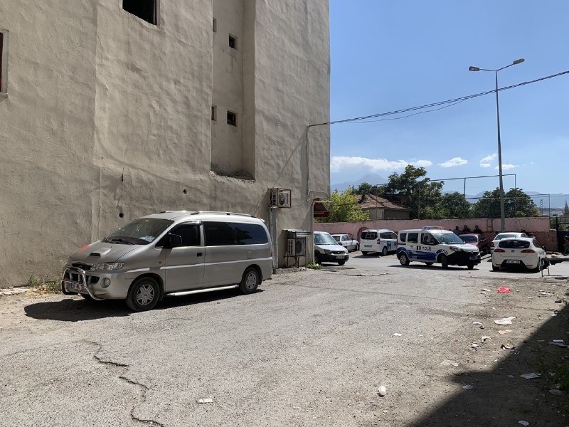 2'nci kattaki apartman boşluğu penceresinden düşen kadın ağır yaralandı