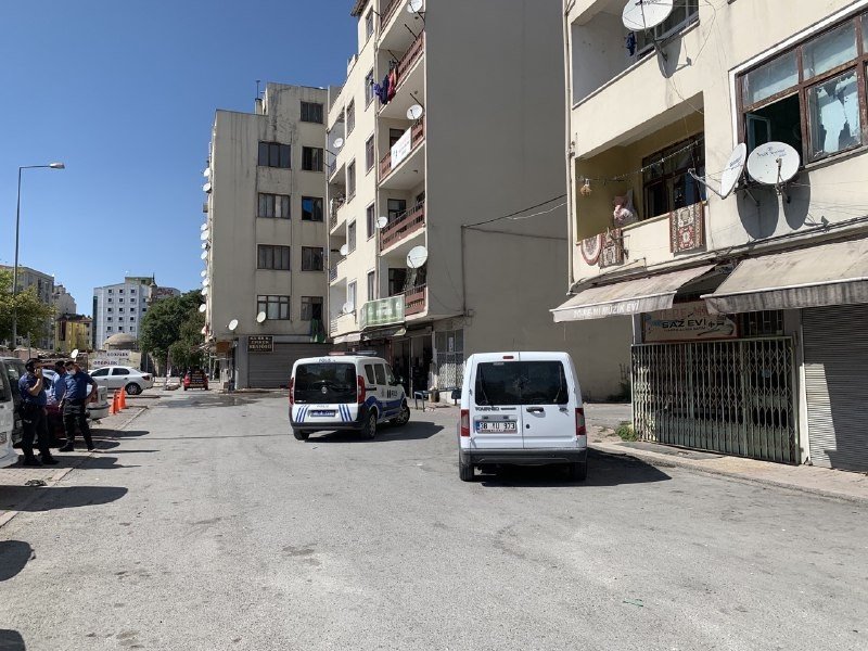 2'nci kattaki apartman boşluğu penceresinden düşen kadın ağır yaralandı