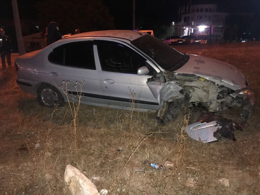 Bilecik'te lastiği patlayan araç direğe çarptı! 6 yaşındaki Cemre yaralandı