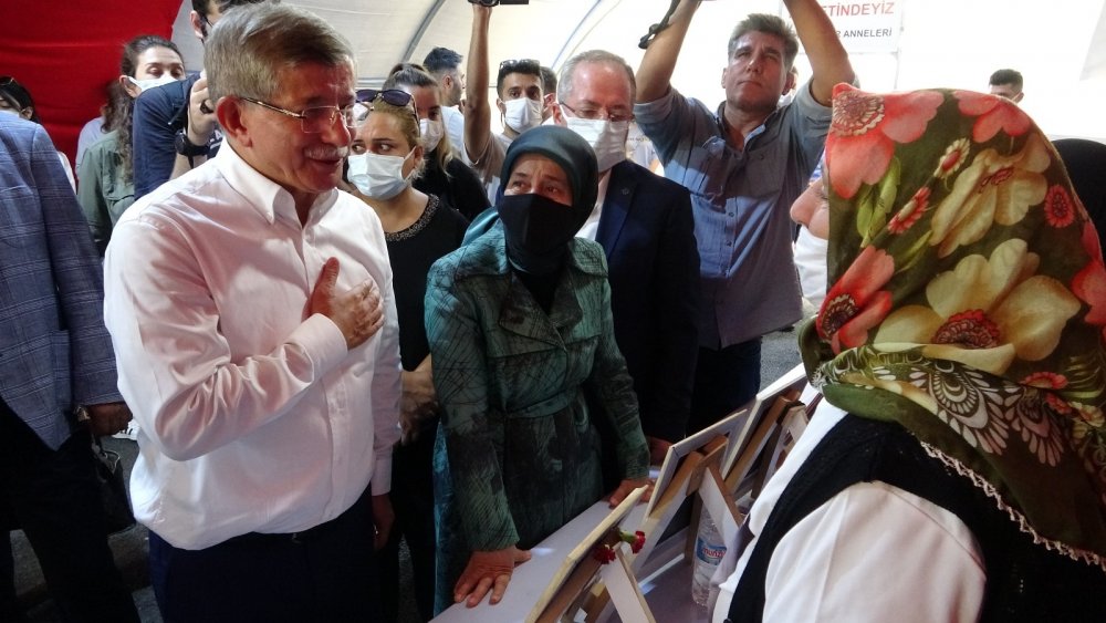 Evlat nöbetindeki aileler Davutoğlu'nu geldiğine pişman etti