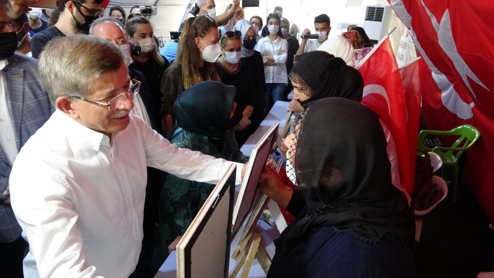 Evlat nöbetindeki aileler Davutoğlu'nu geldiğine pişman etti