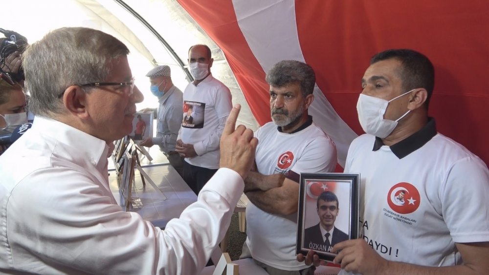 Evlat nöbetindeki aileler Davutoğlu'nu geldiğine pişman etti