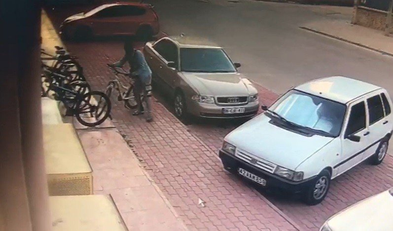 Konya'da kameralarla tespit edilen bisiklet hırsızı yakayı ele verdi! İlk ifadesinde tanımadığı kişilerden bahsetti