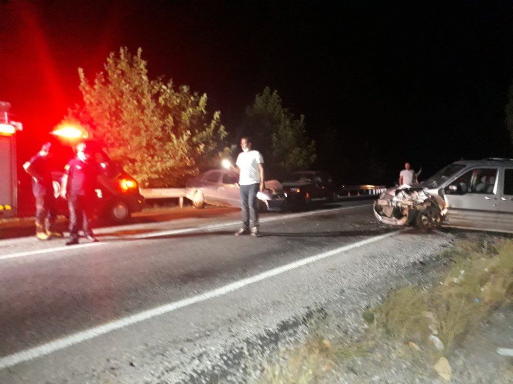 Tedbirsizlik kazayı getirdi! 3 aracın karıştığı kazada araçta sıkışan 2 kişi yaralandı