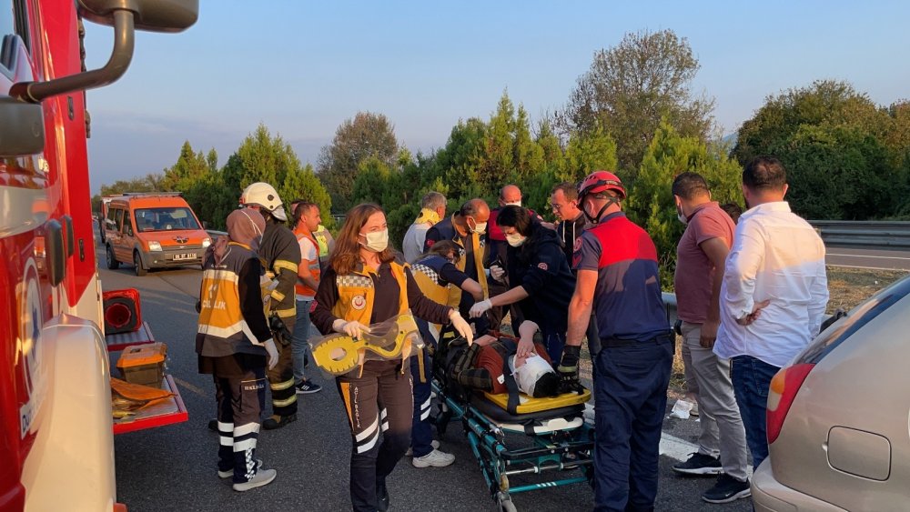 TEM'de iki otomobil çarpıştı! Yaralı anne ’Oğlum nerede?’ diye feryat etti