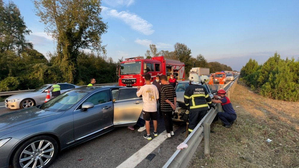 TEM'de iki otomobil çarpıştı! Yaralı anne ’Oğlum nerede?’ diye feryat etti