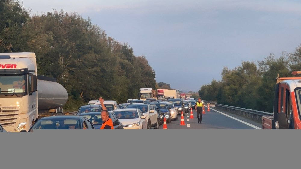 TEM'de iki otomobil çarpıştı! Yaralı anne ’Oğlum nerede?’ diye feryat etti