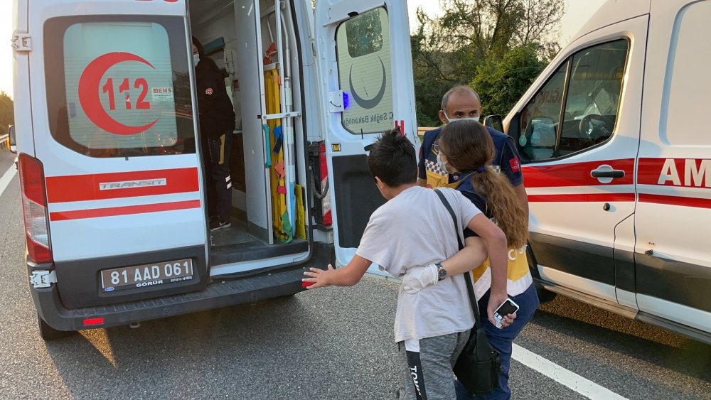 TEM'de iki otomobil çarpıştı! Yaralı anne ’Oğlum nerede?’ diye feryat etti