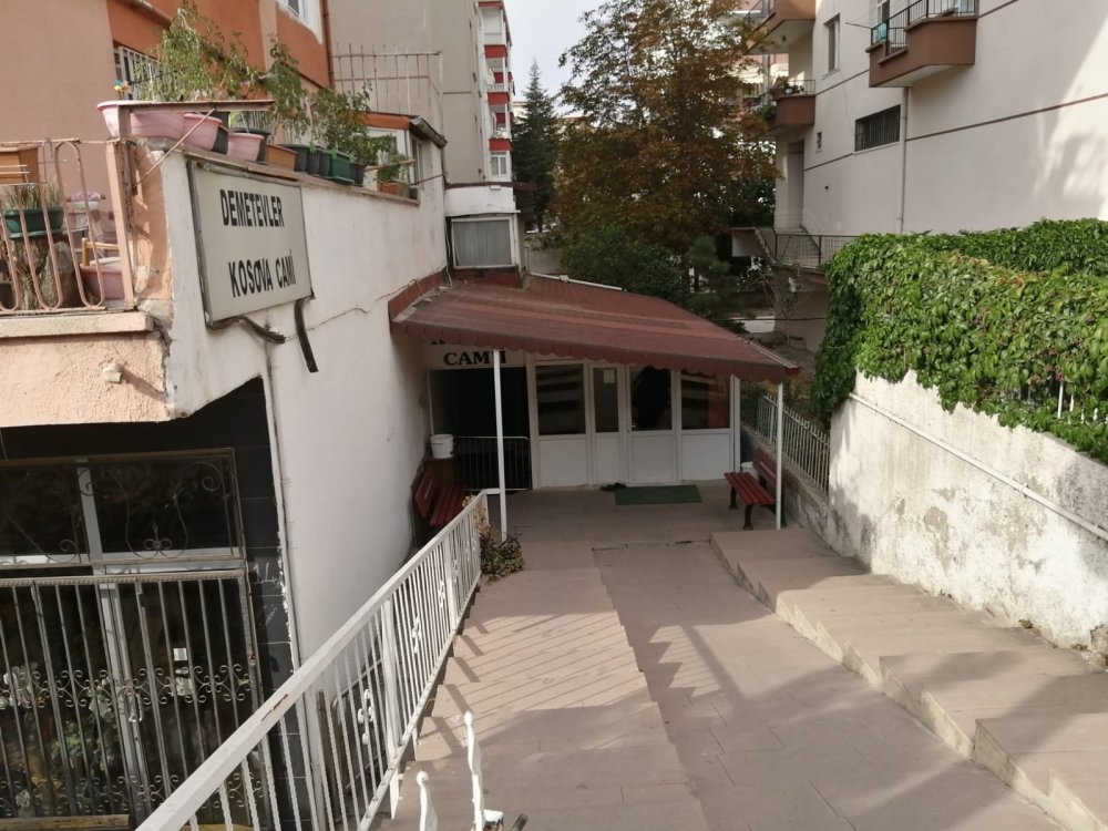 Camiyi talan eden hırsız çalacak bir şey bulamadı!