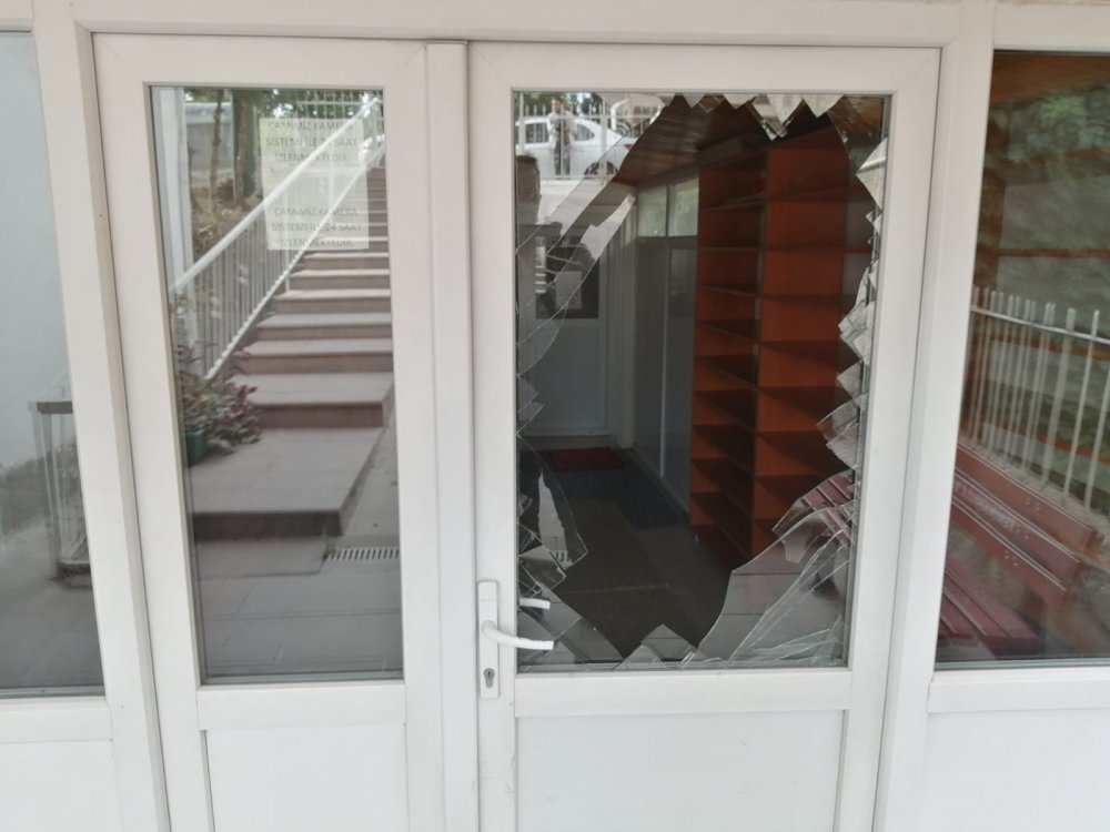 Camiyi talan eden hırsız çalacak bir şey bulamadı!