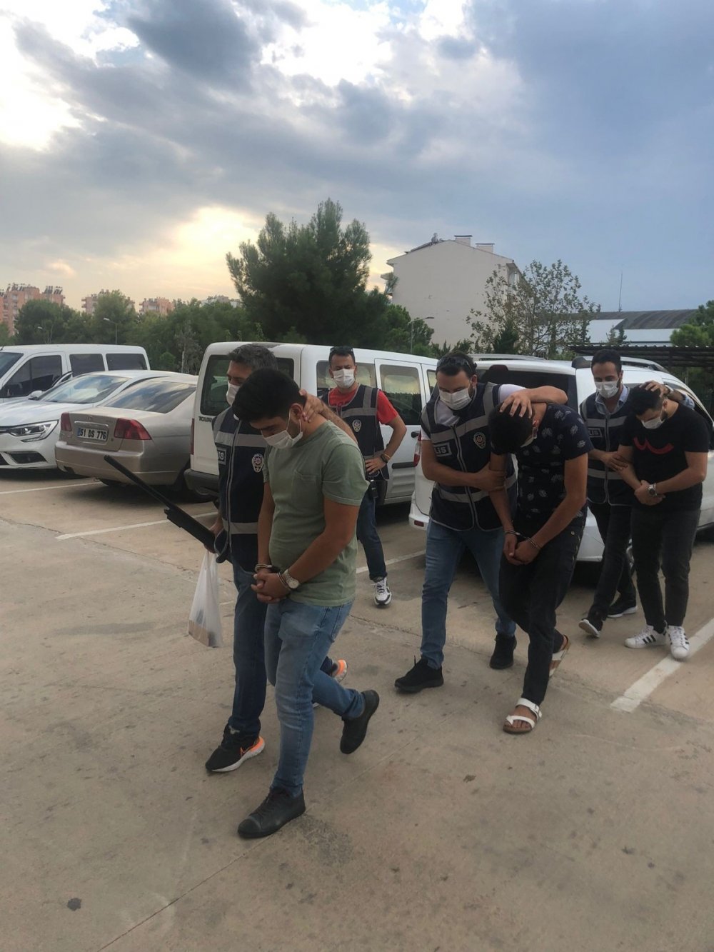 Drift yapıp tabanca ve tüfekle havaya ateş açan magandalar yakalandı