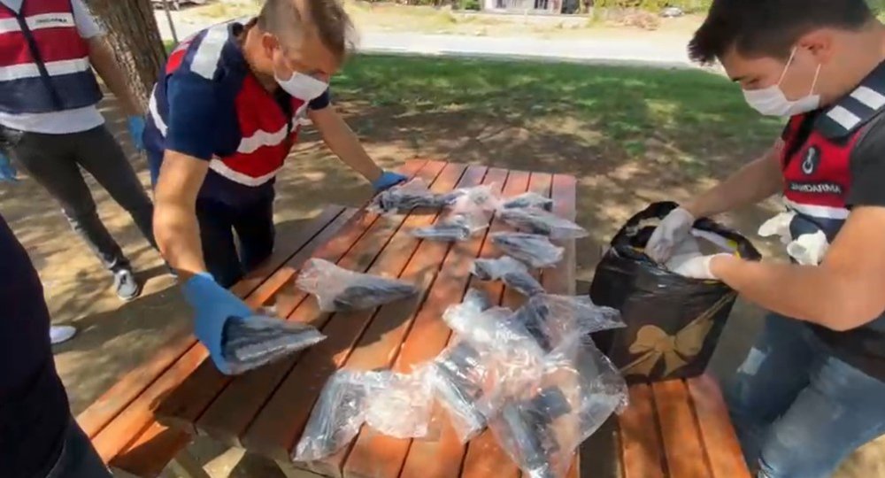 Konya'dan aldıkları tabancaları Manavgat’ta satmak isterken yakalandılar