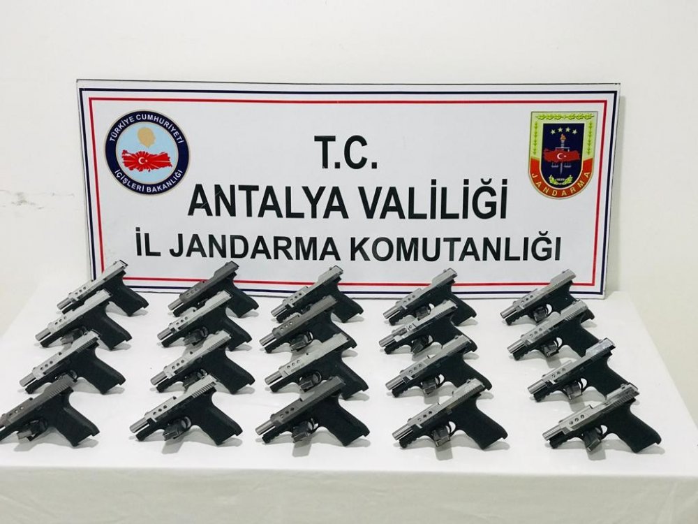 Konya'dan aldıkları tabancaları Manavgat’ta satmak isterken yakalandılar