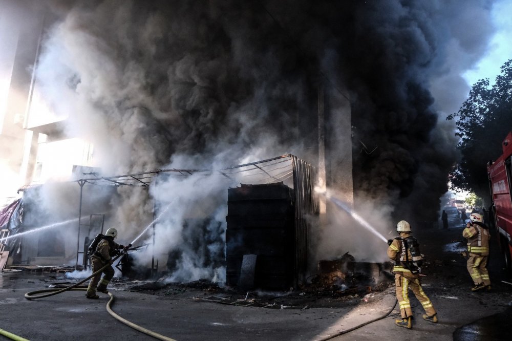 Mobilya fabrikası alev alev yandı! Müdahale sürüyor