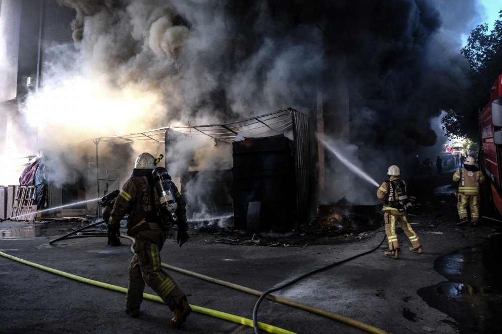Mobilya fabrikası alev alev yandı! Müdahale sürüyor