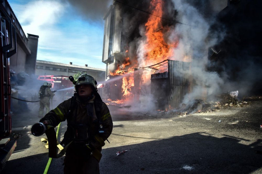 Mobilya fabrikası alev alev yandı! Müdahale sürüyor