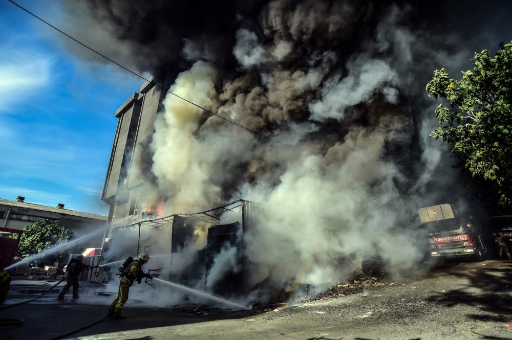 Mobilya fabrikası alev alev yandı! Müdahale sürüyor