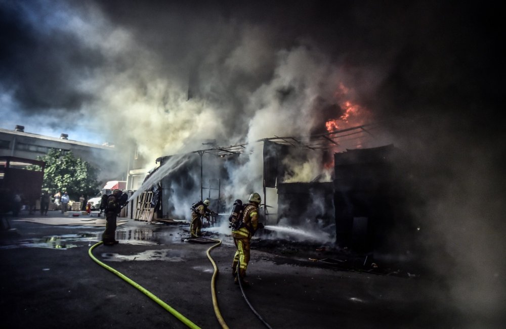 Mobilya fabrikası alev alev yandı! Müdahale sürüyor