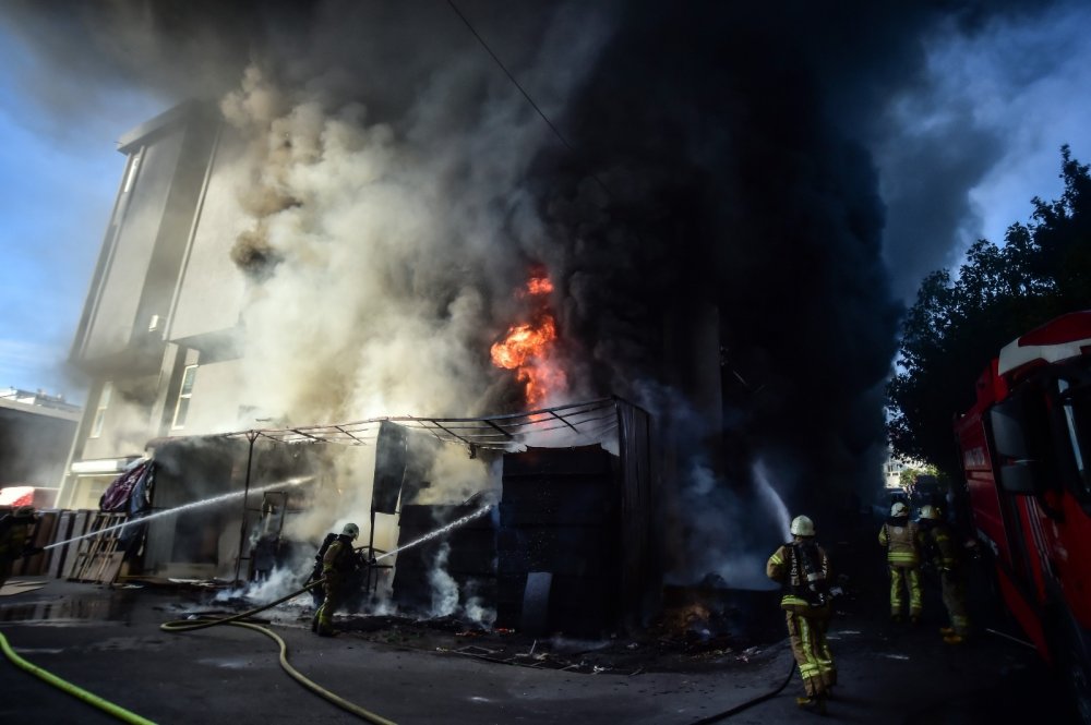 Mobilya fabrikası alev alev yandı! Müdahale sürüyor