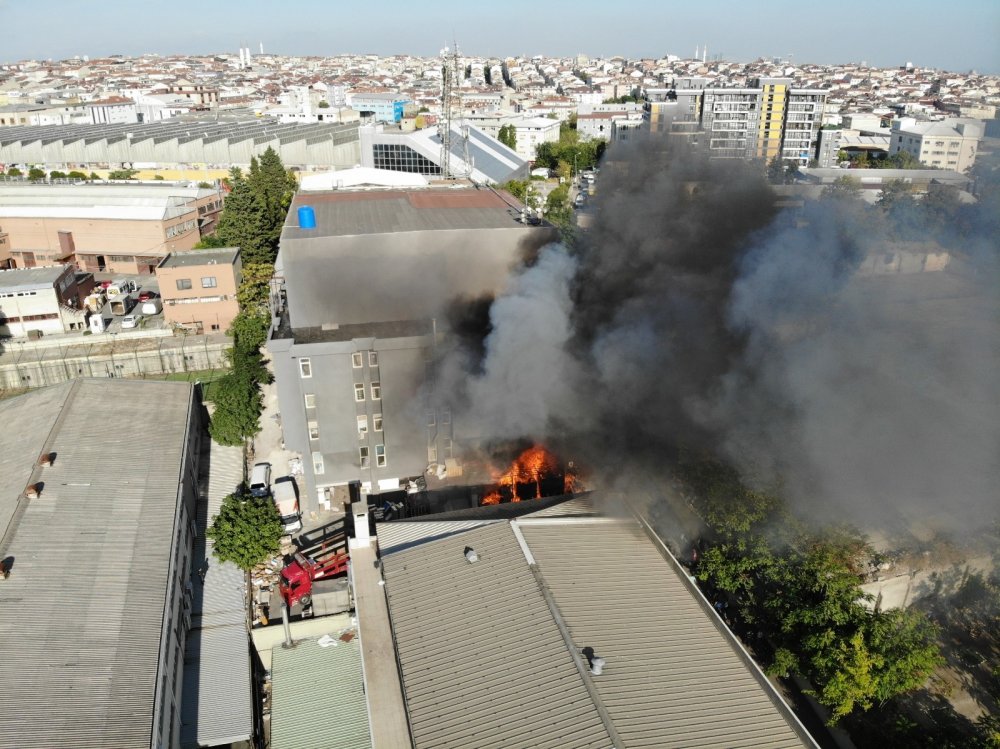 Mobilya fabrikası alev alev yandı! Müdahale sürüyor