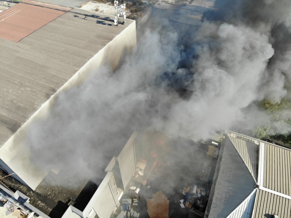 Mobilya fabrikası alev alev yandı! Müdahale sürüyor