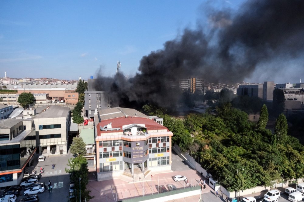 Mobilya fabrikası alev alev yandı! Müdahale sürüyor