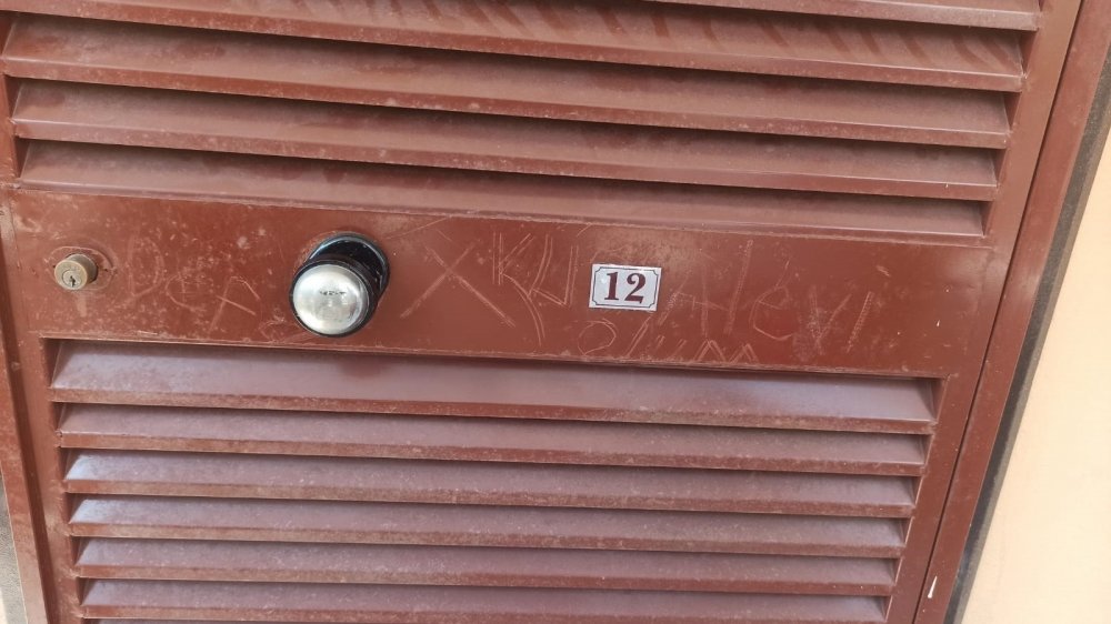 Evinin kapısına ırkçı söylemler yazdı! Provokatörün oyununu polis bozdu