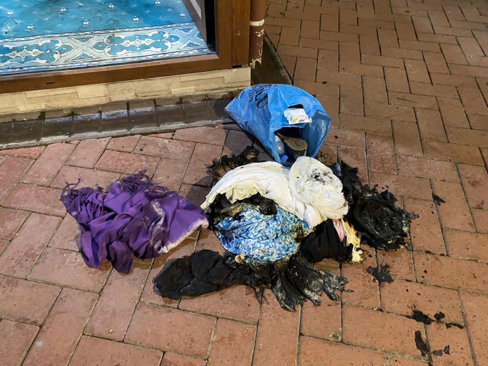 İstanbul'da tarihi cami kundaklandı!