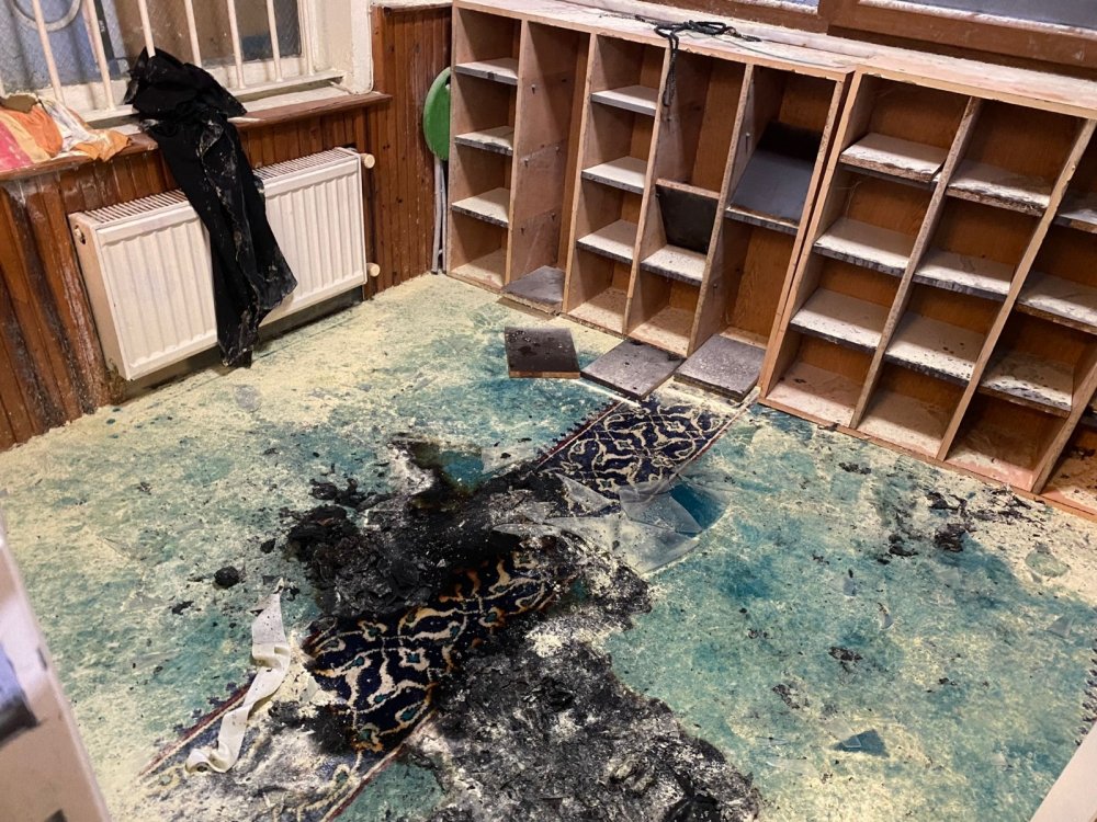 İstanbul'da tarihi cami kundaklandı!