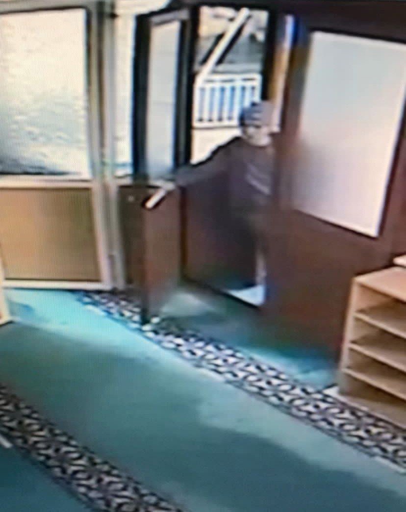 İstanbul'da tarihi cami kundaklandı!