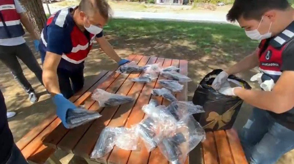 Konya'dan götürdüğü kaçak silahları Manavgat'ta satmak isteyen kadın ve yardım eden şahıs tutuklandı